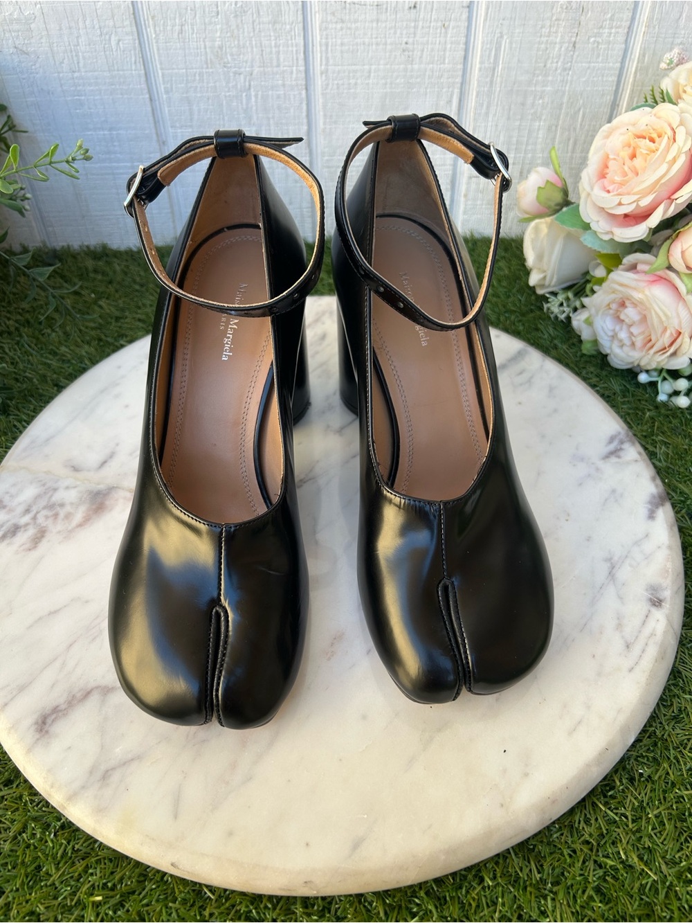 MAISON MARGIELA TABI PUMPS IN BLACK
$1,190 women 38.5 US 8.5 gently used - Picture 9 of 17